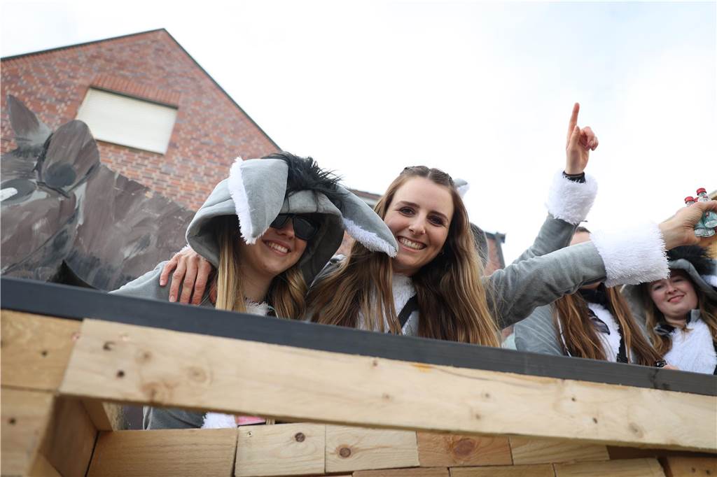 Karnevalsumzug durch Olfen 2024: Die schönsten Fotos von Nelkendienstag - Teil 2 Eindrücke vom Karnevalsumzug 2024 in Olfen