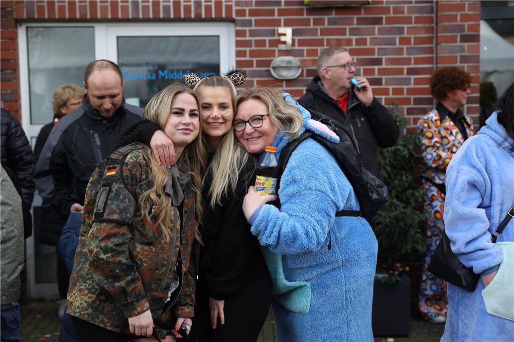 Karnevalsumzug durch Olfen 2024: Die schönsten Fotos von Nelkendienstag - Teil 2 Eindrücke vom Karnevalsumzug 2024 in Olfen