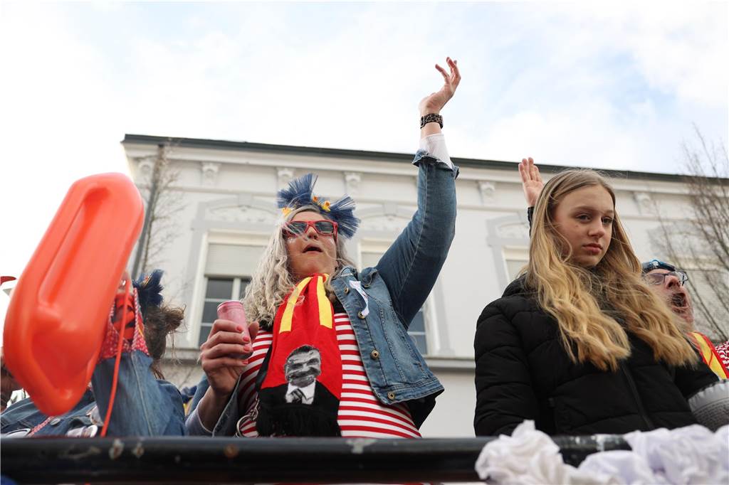 Karnevalsumzug durch Olfen 2024: Die schönsten Fotos von Nelkendienstag - Teil 2 Eindrücke vom Karnevalsumzug 2024 in Olfen