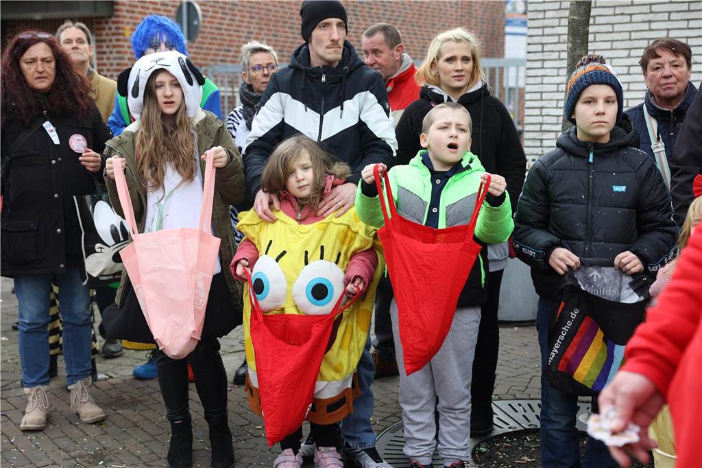 Karnevalsumzug durch Olfen 2024: Die schönsten Fotos von Nelkendienstag - Teil 3 Eindrücke vom Karnevalsumzug 2024 in Olfen