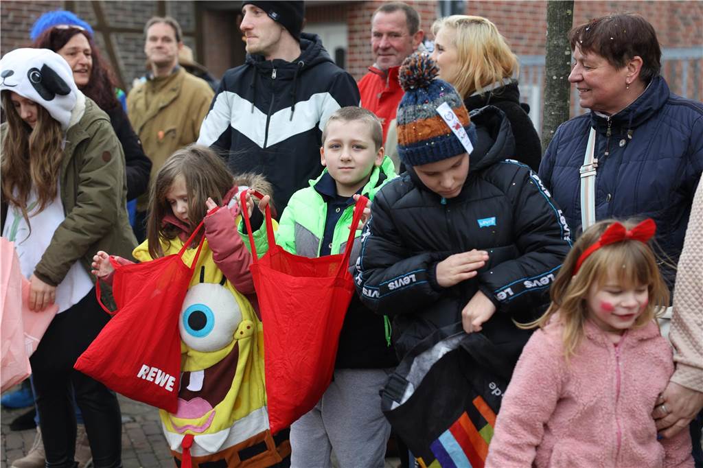 Karnevalsumzug durch Olfen 2024: Die schönsten Fotos von Nelkendienstag - Teil 3 Eindrücke vom Karnevalsumzug 2024 in Olfen