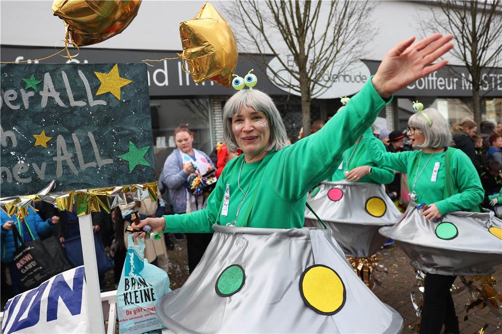 Karnevalsumzug durch Olfen 2024: Die schönsten Fotos von Nelkendienstag - Teil 3 Eindrücke vom Karnevalsumzug 2024 in Olfen