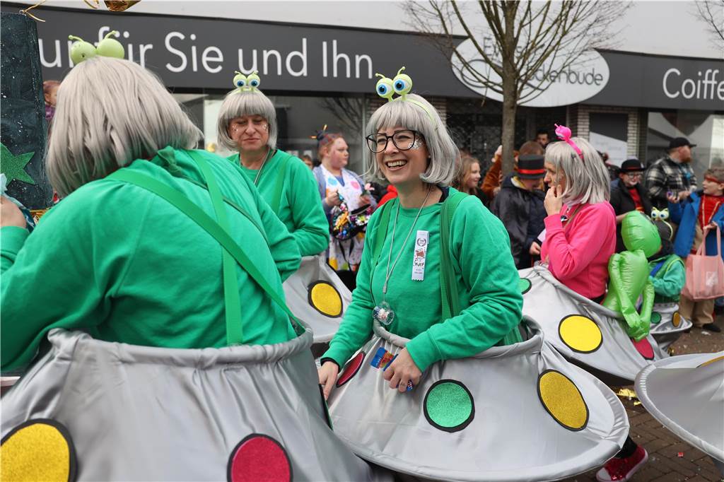 Karnevalsumzug durch Olfen 2024: Die schönsten Fotos von Nelkendienstag - Teil 3 Eindrücke vom Karnevalsumzug 2024 in Olfen