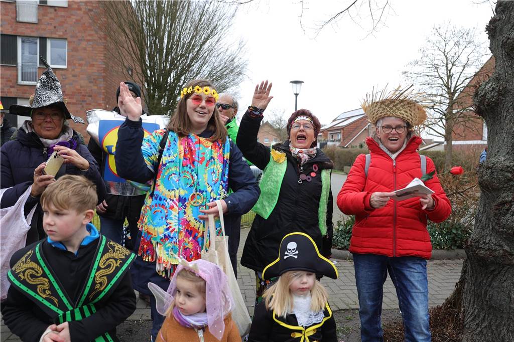 Menschen beim Karnevalsumzug in Selm