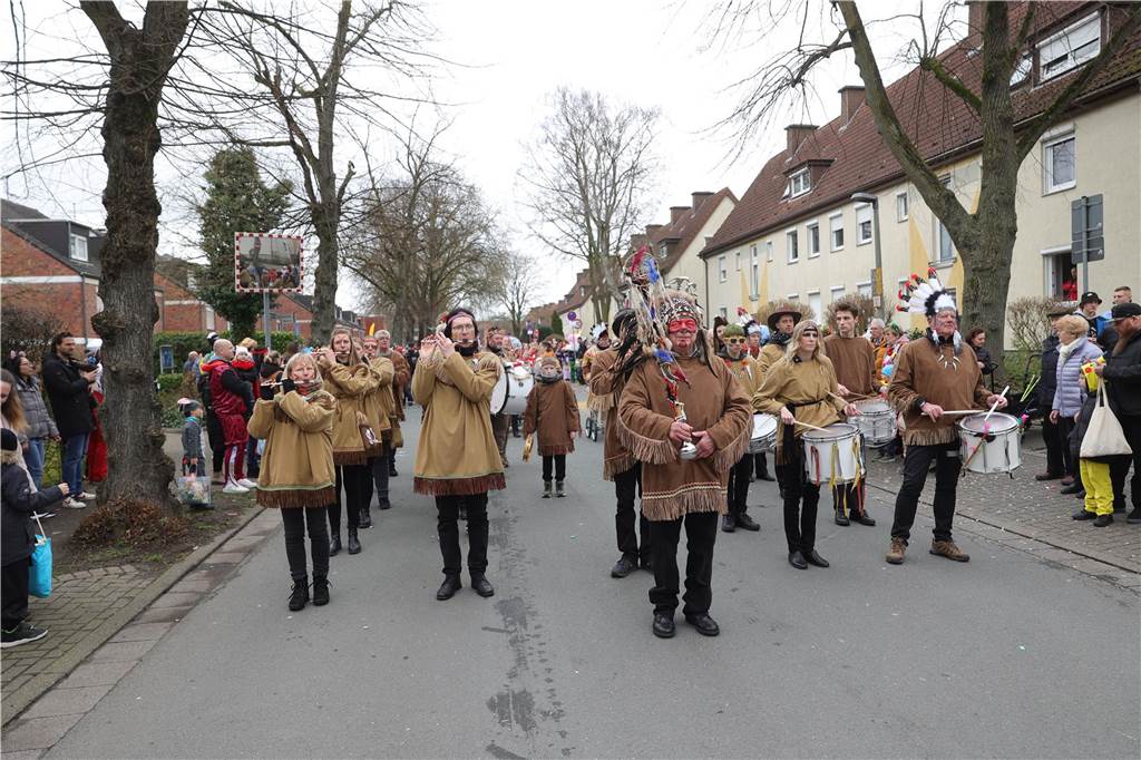 Menschen beim Karnevalsumzug in Selm