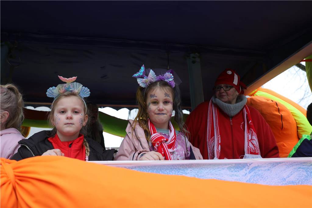 Menschen beim Karnevalsumzug in Selm