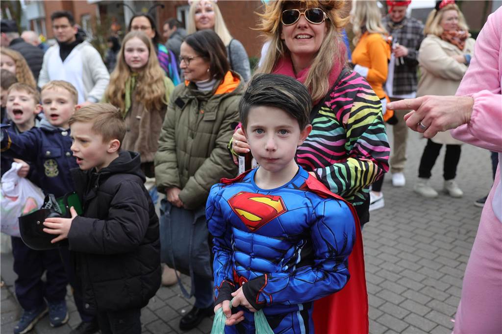 Menschen beim Karnevalsumzug in Selm