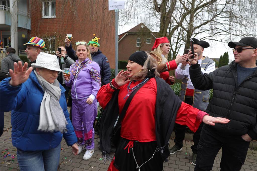 Menschen beim Karnevalsumzug in Selm