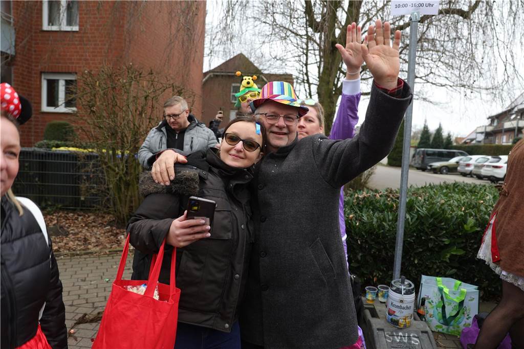 Menschen beim Karnevalsumzug in Selm