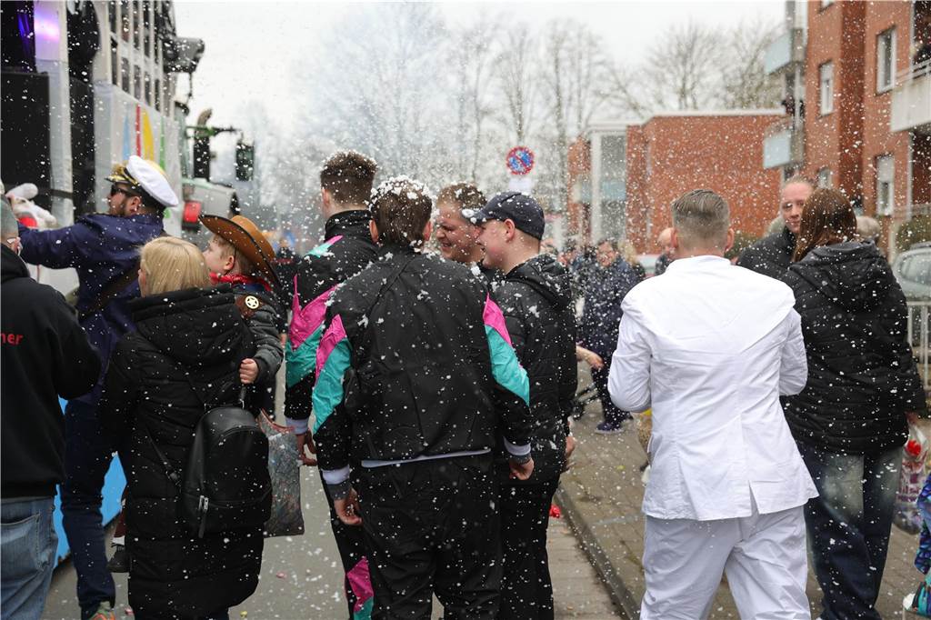Menschen beim Karnevalsumzug in Selm
