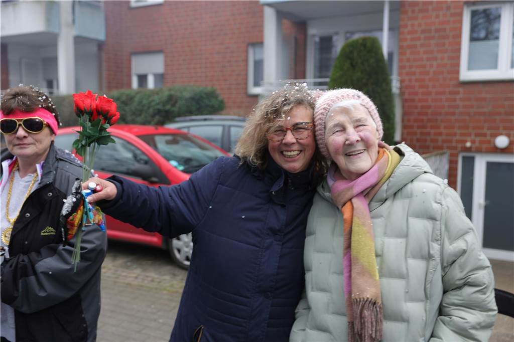 Menschen beim Karnevalsumzug in Selm
