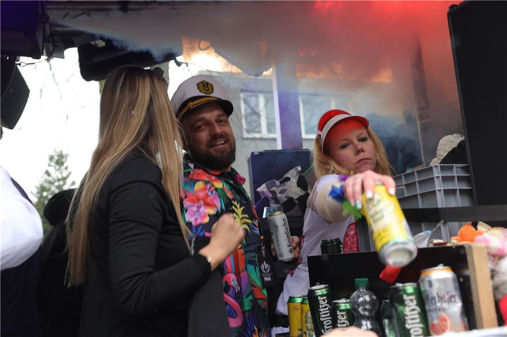 Menschen beim Karnevalsumzug in Selm