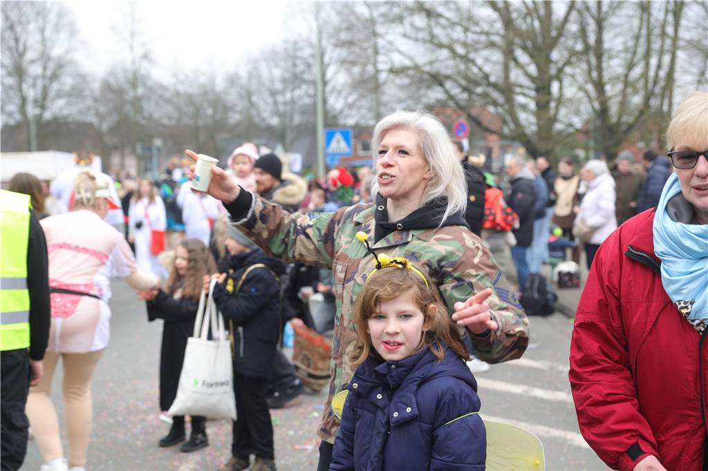 Menschen beim Karnevalsumzug in Selm