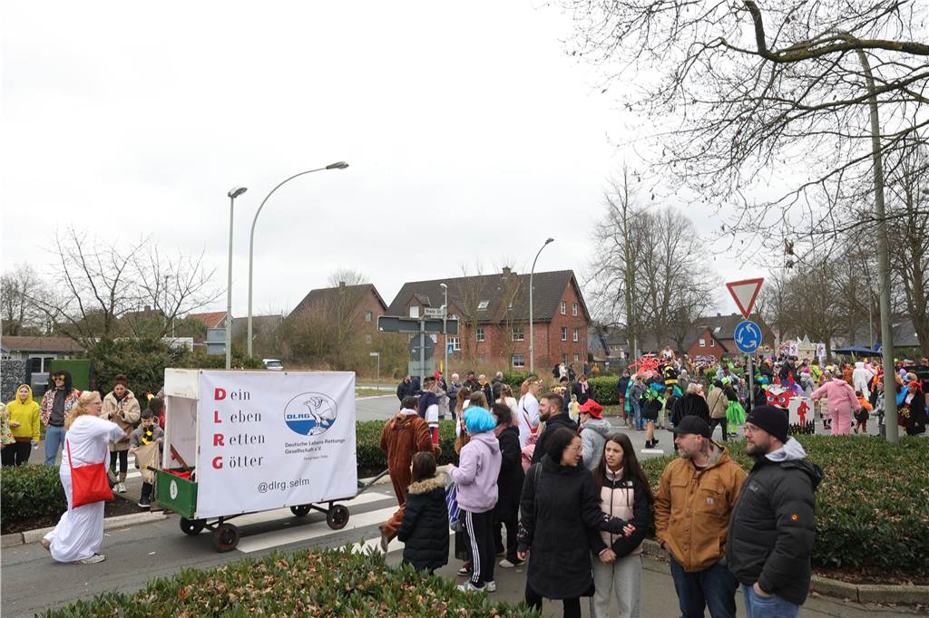 Menschen beim Karnevalsumzug in Selm