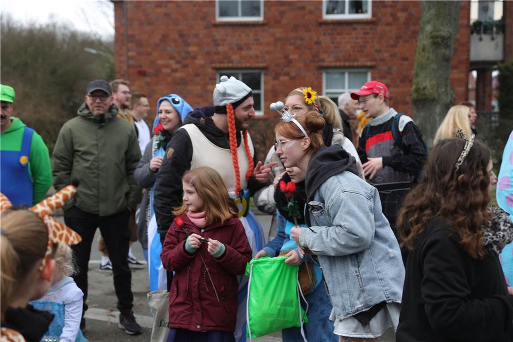 Menschen beim Karnevalsumzug in Selm