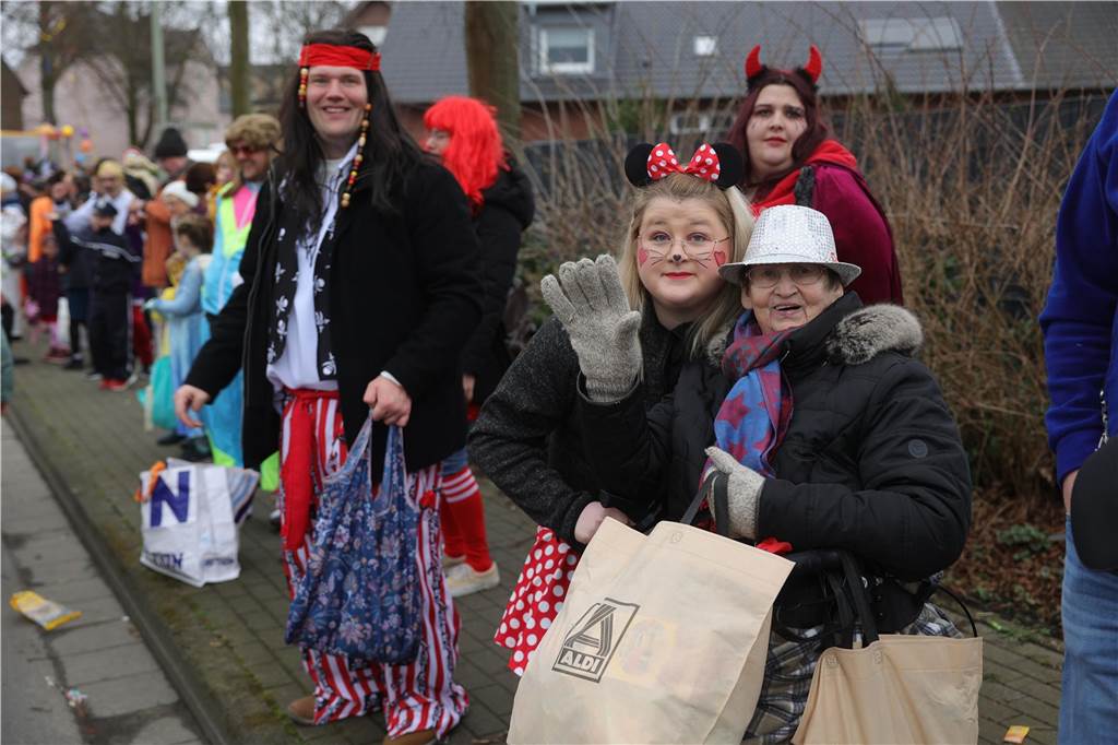 Menschen beim Karnevalsumzug in Selm
