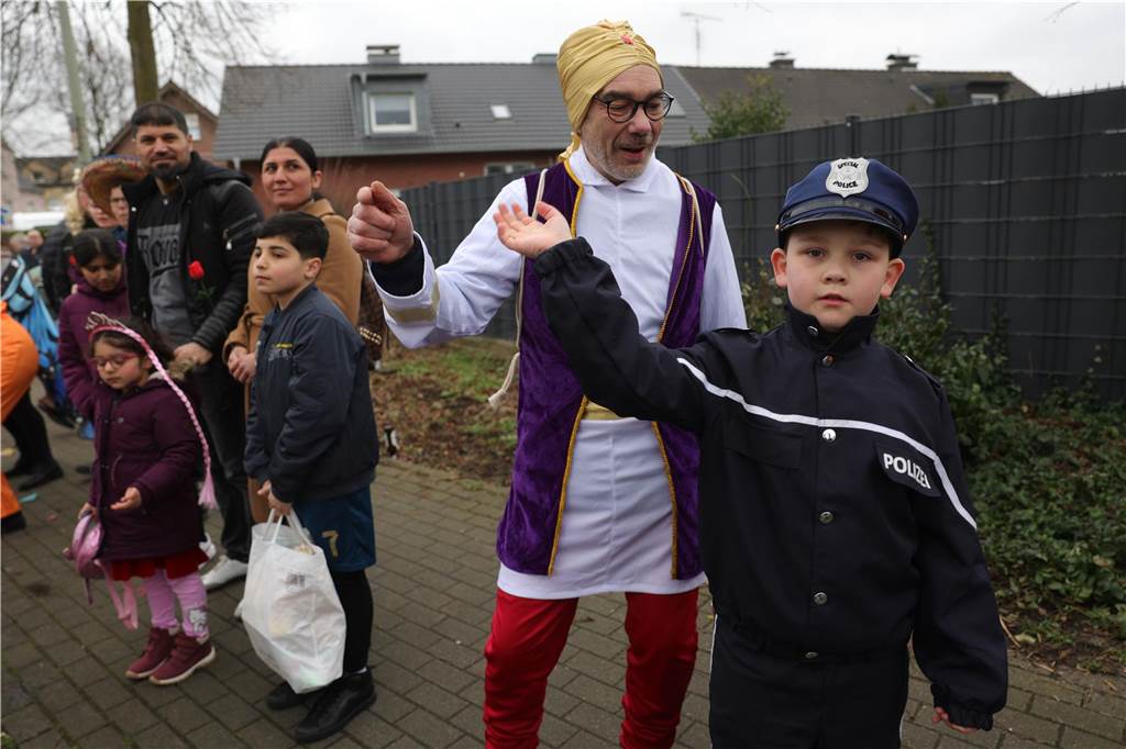 Menschen beim Karnevalsumzug in Selm