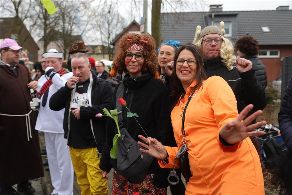 Menschen beim Karnevalsumzug in Selm