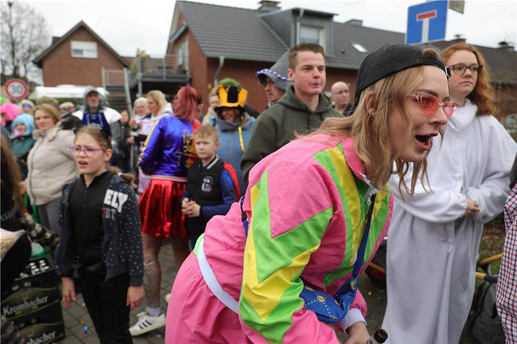 Menschen beim Karnevalsumzug in Selm