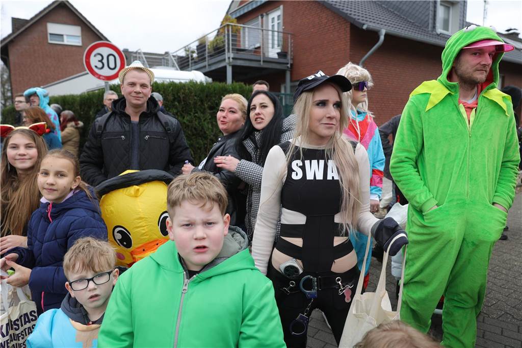 Menschen beim Karnevalsumzug in Selm