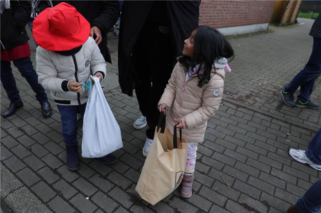 Menschen beim Karnevalsumzug in Selm