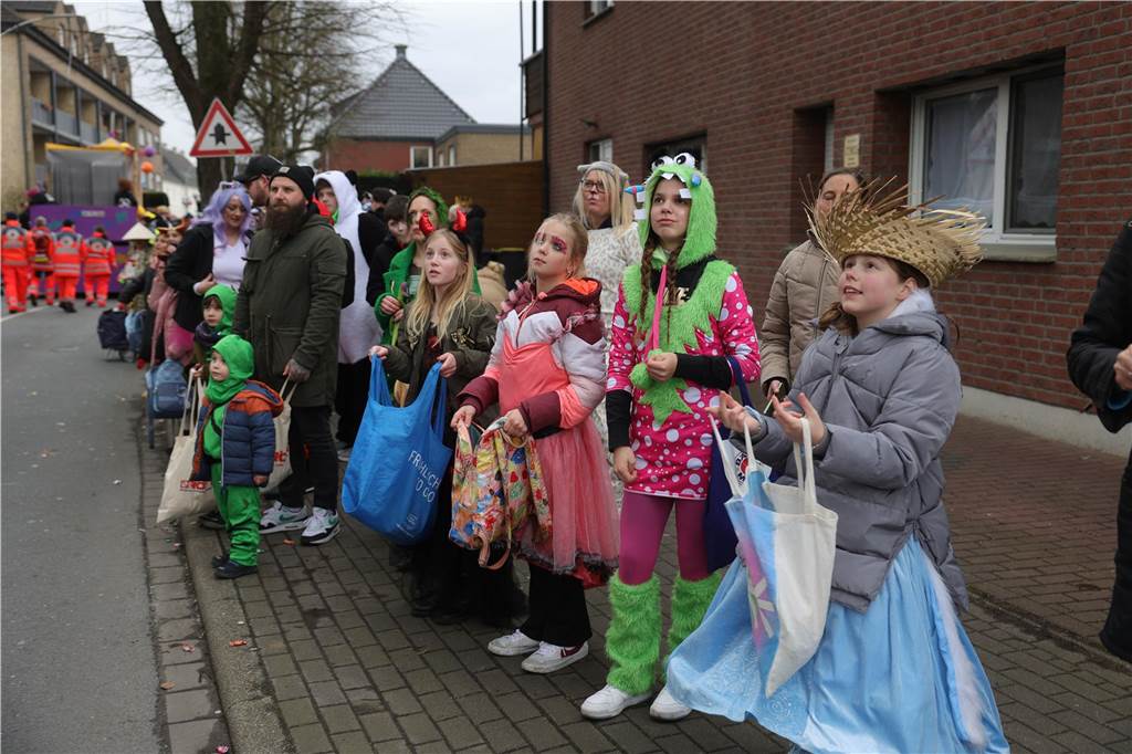 Menschen beim Karnevalsumzug in Selm