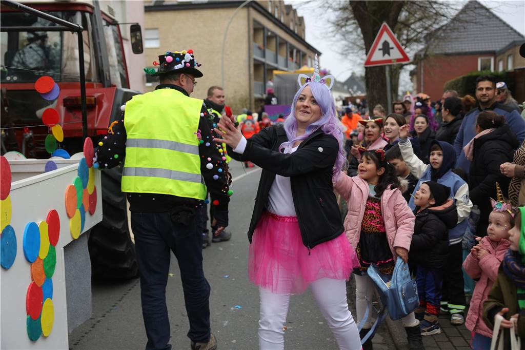 Menschen beim Karnevalsumzug in Selm