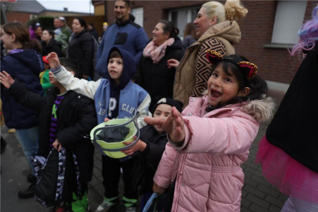 Menschen beim Karnevalsumzug in Selm