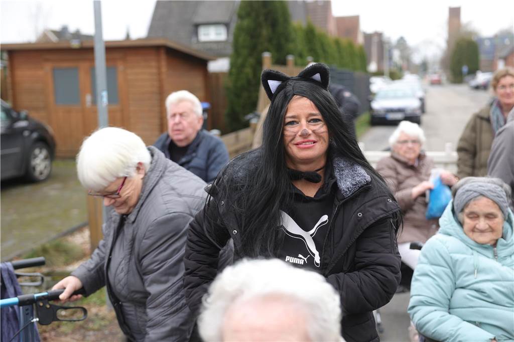 Menschen beim Karnevalsumzug in Selm