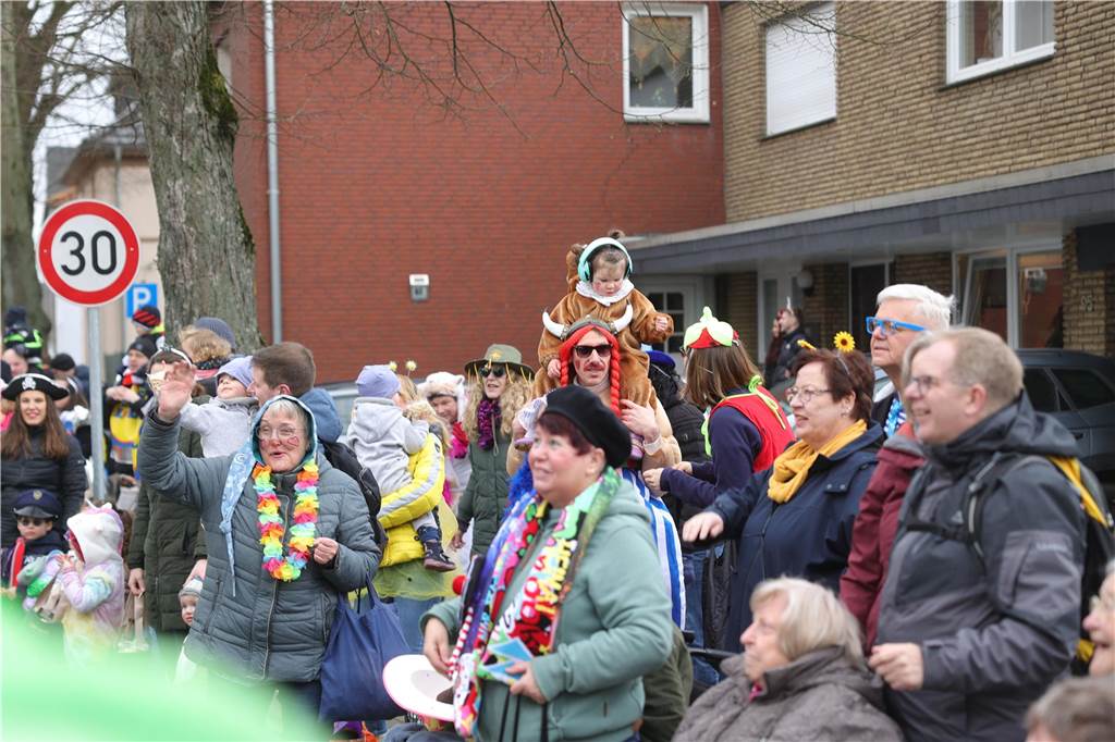 Menschen beim Karnevalsumzug in Selm