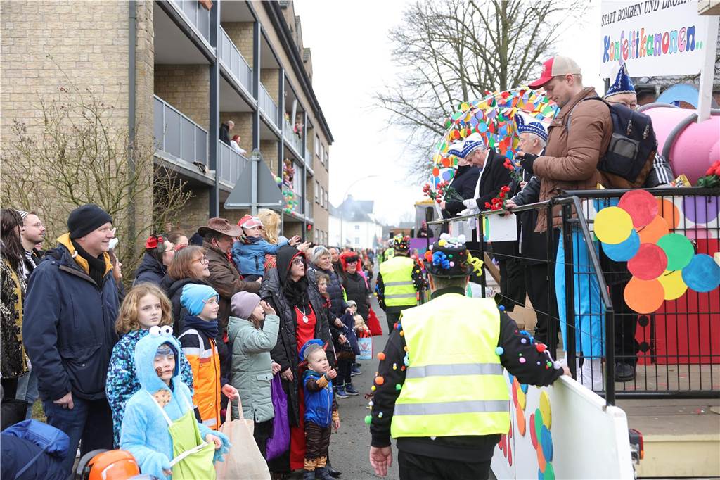 Menschen beim Karnevalsumzug in Selm