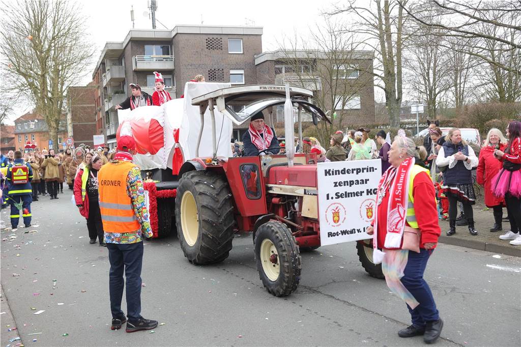 Menschen beim Karnevalsumzug in Selm