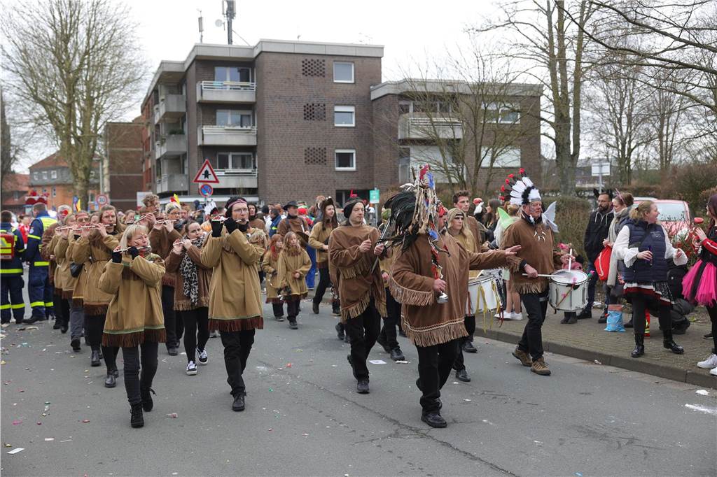 Menschen beim Karnevalsumzug in Selm