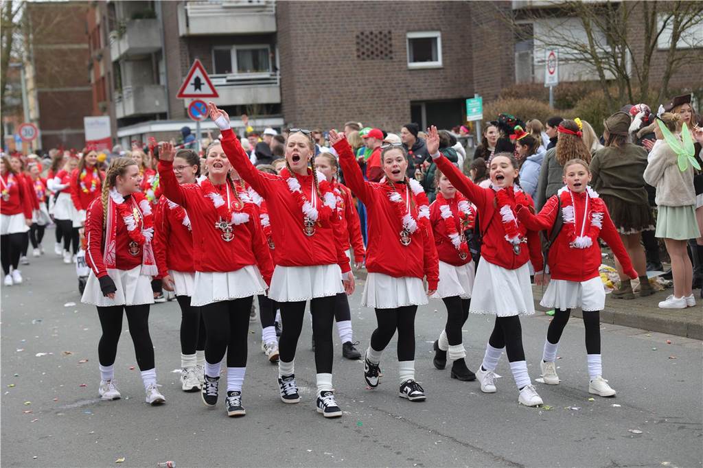 Menschen beim Karnevalsumzug in Selm