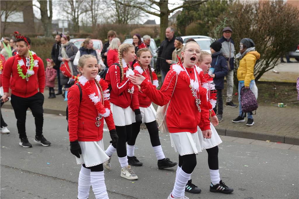 Menschen beim Karnevalsumzug in Selm