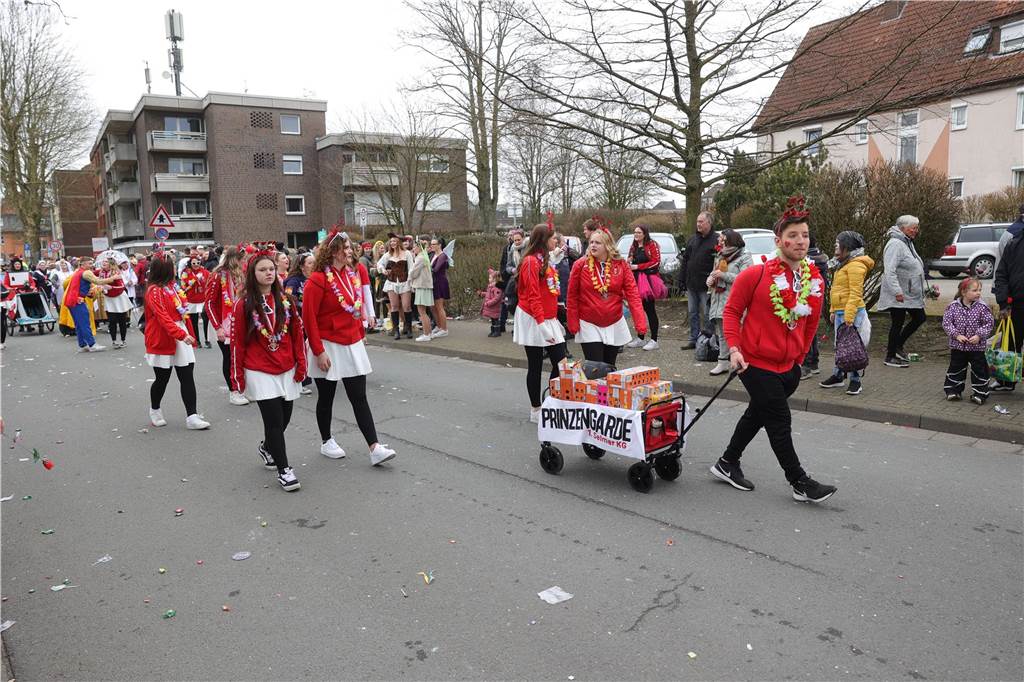 Menschen beim Karnevalsumzug in Selm