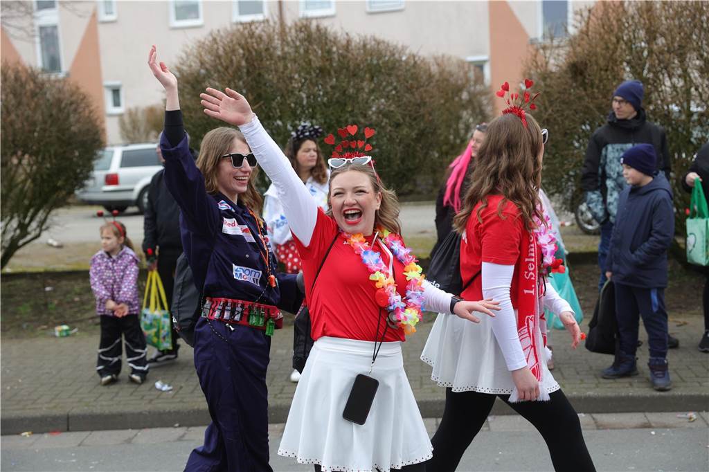 Menschen beim Karnevalsumzug in Selm