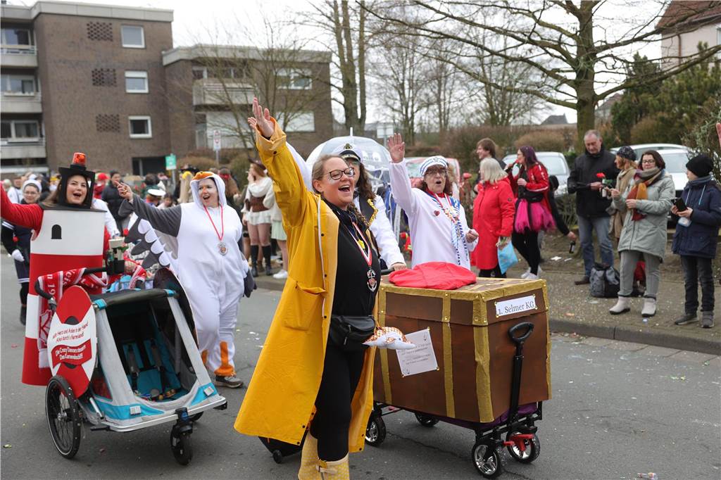 Menschen beim Karnevalsumzug in Selm
