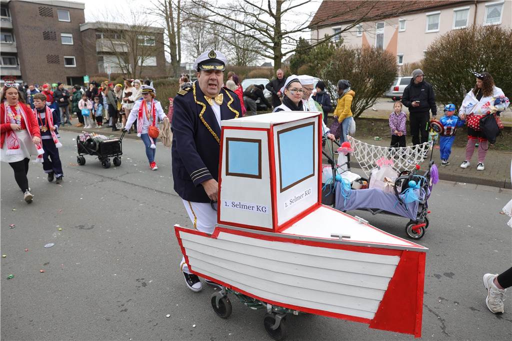 Menschen beim Karnevalsumzug in Selm