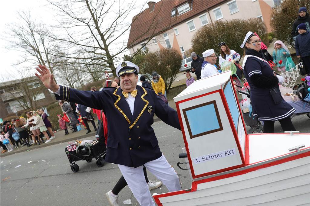Menschen beim Karnevalsumzug in Selm