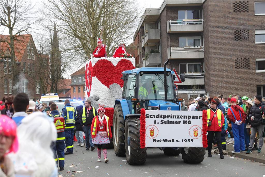 Menschen beim Karnevalsumzug in Selm