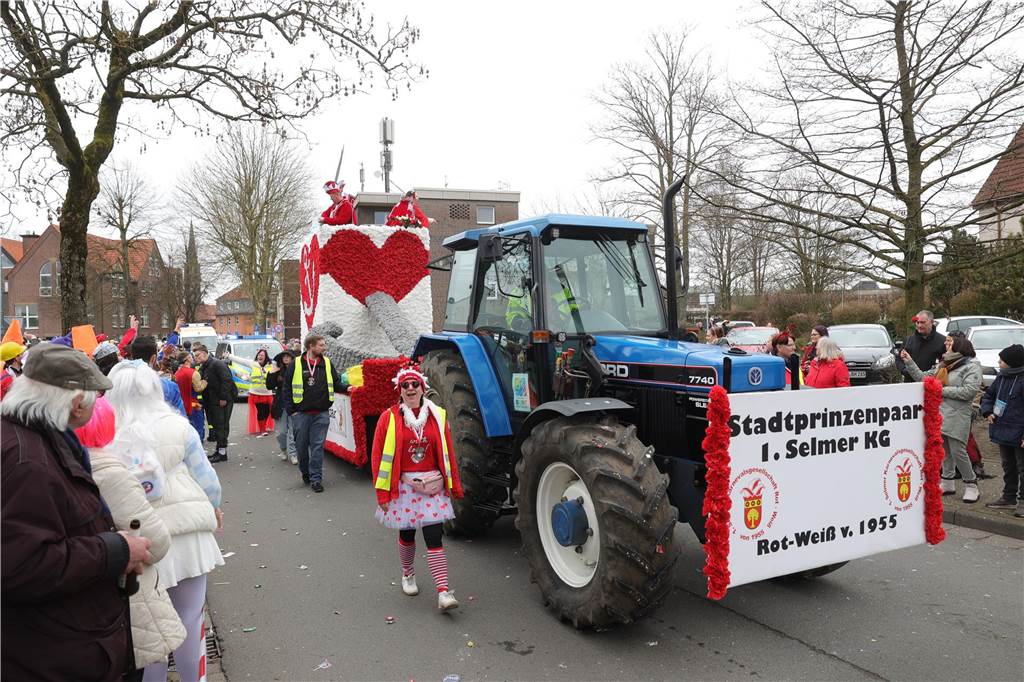 Menschen beim Karnevalsumzug in Selm