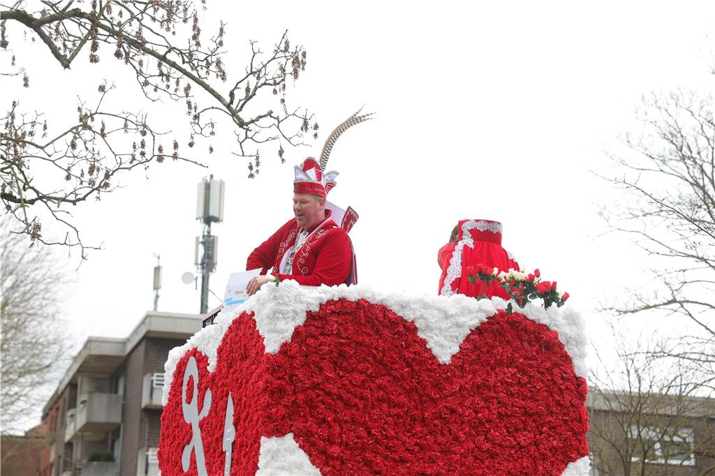 Menschen beim Karnevalsumzug in Selm