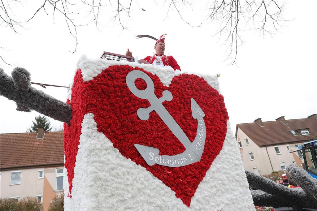 Menschen beim Karnevalsumzug in Selm