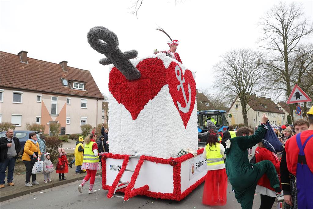 Menschen beim Karnevalsumzug in Selm