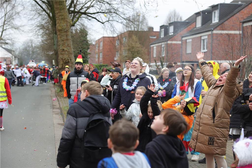Menschen beim Karnevalsumzug in Selm
