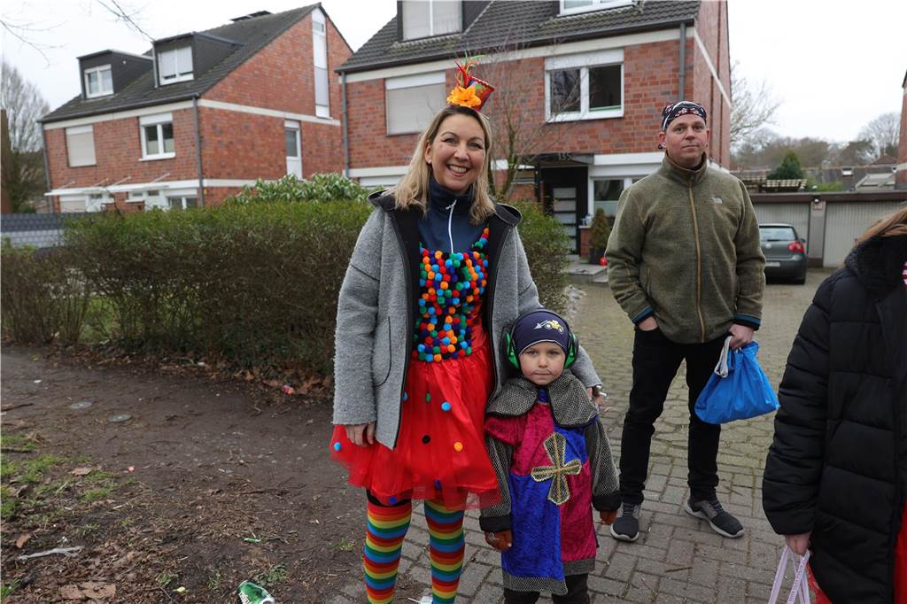 Menschen beim Karnevalsumzug in Selm
