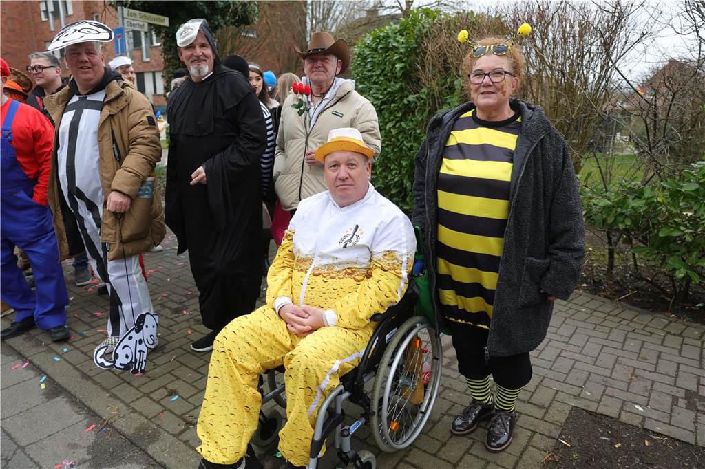 Menschen beim Karnevalsumzug in Selm