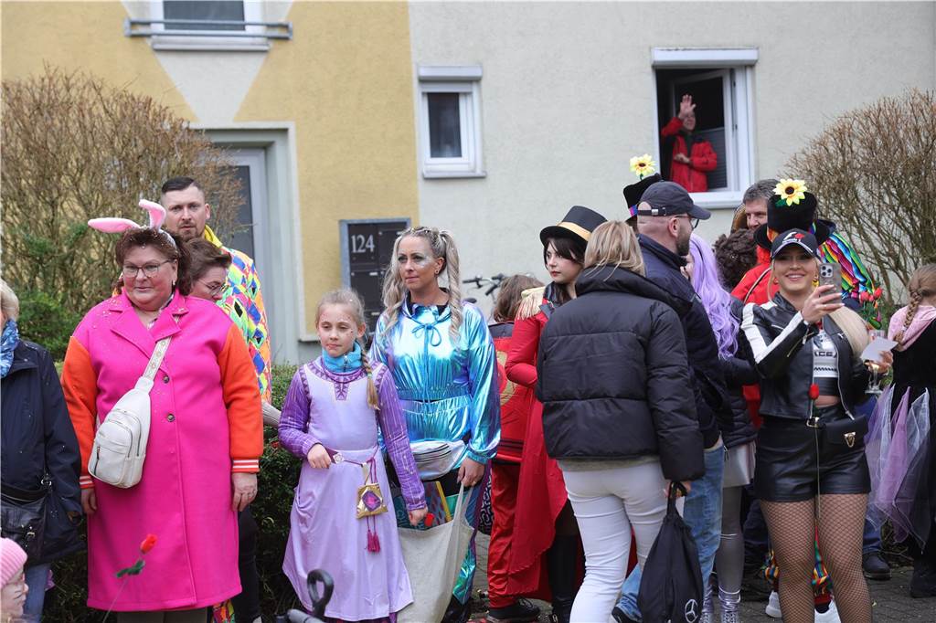 Menschen beim Karnevalsumzug in Selm