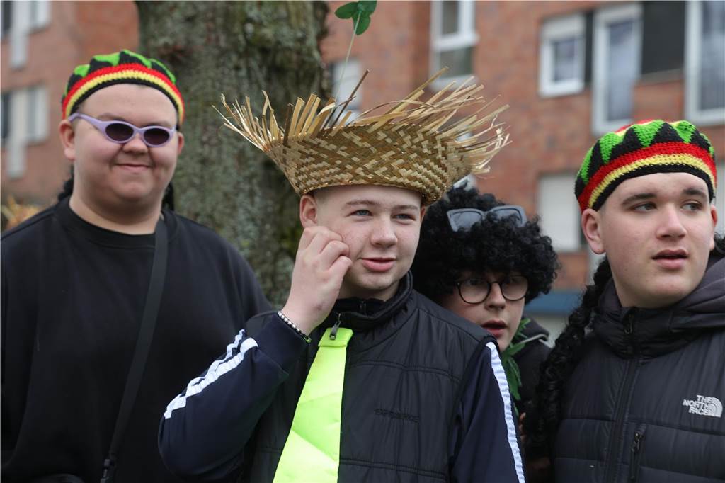 Menschen beim Karnevalsumzug in Selm